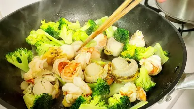 不沾鍋塗層如出現刮痕或會釋出致癌物,烹煮時,可釋出230萬個塑膠微粒和奈米塑膠,污染食物也有損健康。(示意圖/取自photo-ac)