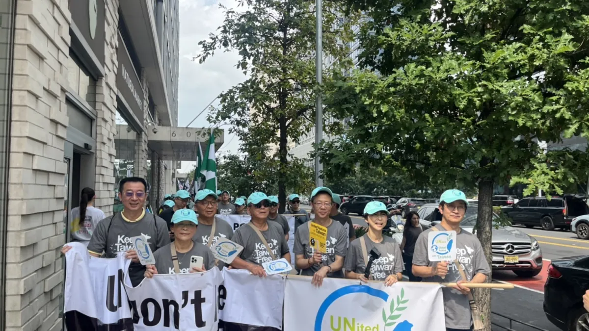 台灣加入聯合國行動委員會與大紐約區台灣人社團聯合會今(9)日於美國紐約曼哈頓舉行「支持台灣加入聯合國請願大遊行」,活動吸引近百人集結。(台灣聯合國協進會提供)