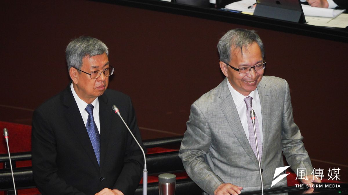 行政院長陳建仁(左)、衛福部長薛瑞元(右)3日於立法院備詢,國民黨立委賴士葆酸政府對高端特別體貼,卻遭陳建仁反擊「不用耍嘴皮」。(蔡親傑攝) 行政院長陳建仁(左)、衛福部長薛瑞元(右)3日於立法院備詢,國民黨立委賴士葆酸政府對高端特別體貼,卻遭陳建仁反擊「不用耍嘴皮」。(蔡親傑攝)