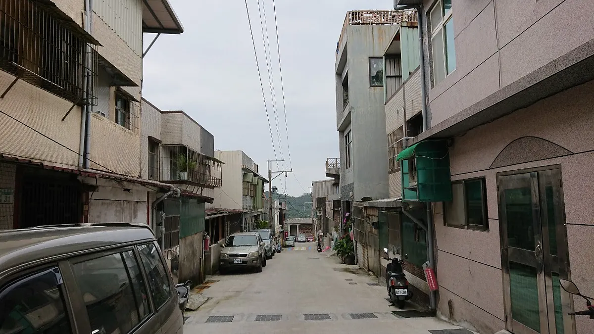 為協助本市瑞芳阿美家園原住民族人因房屋老舊鋼筋外露、牆面嚴重龜裂,已於108年4月26日偕同廠商至瑞芳區阿美家園會勘,也協助辦理家屋內部修繕的估價作業,並於5月10日向中央原民會提報專案修繕補助經費,確保族人財產及生命安全。 (圖/新北市原民局提提供)