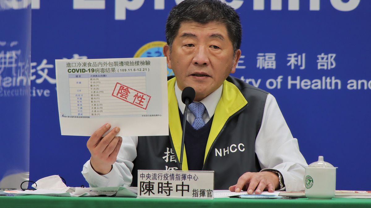 中央流行疫情指揮中心今(23)日舉行記者會,指揮官陳時中出席表示,有關機組員值勤返國後居家檢疫天數能縮短到3天、5天是因為航空公司運作的需要,目前已要求航空公司落實外站管理措施。(指揮中心提供) 中央流行疫情指揮中心今(23)日舉行記者會,指揮官陳時中出席表示,有關機組員值勤返國後居家檢疫天數能縮短到3天、5天是因為航空公司運作的需要,目前已要求航空公司落實外站管理措施。(指揮中心提供)