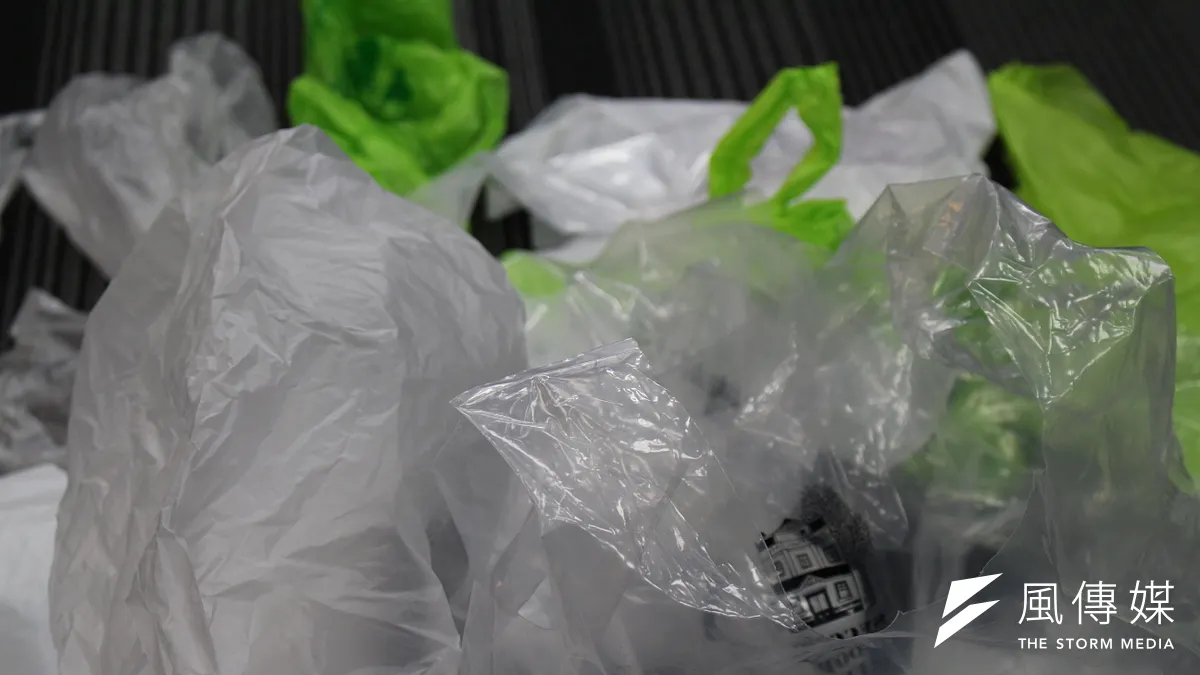 每年約有800萬噸的塑膠流入大海,碎化成微塑膠,被海洋生物攝入。(方炳超攝) 每年約有800萬噸的塑膠流入大海,碎化成微塑膠,被海洋生物攝入。(方炳超攝)