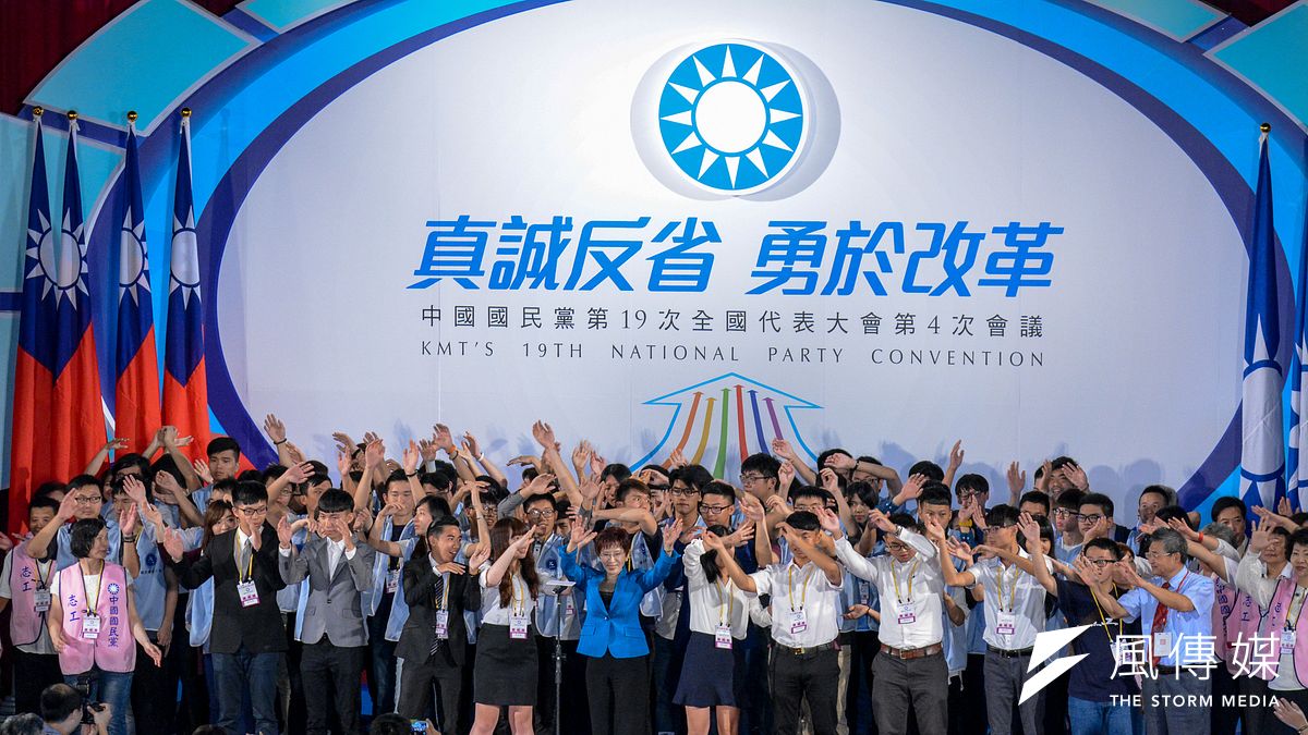 國民黨接連在2014、2016大選敗選,為了搶攻青年支持,推動黨內年輕化,將推「武林計畫」,粗估要培育50名縣市議員年輕戰將,搶攻劣勢或艱困選區。圖為國民黨第19次全國代表大會,洪秀柱與青年軍互動。(資料照,陳明仁攝) 國民黨接連在2014、2016大選敗選,為了搶攻青年支持,推動黨內年輕化,將推「武林計畫」,粗估要培育50名縣市議員年輕戰將,搶攻劣勢或艱困選區。圖為國民黨第19次全國代表大會,洪秀柱與青年軍互動。(資料照,陳明仁攝)