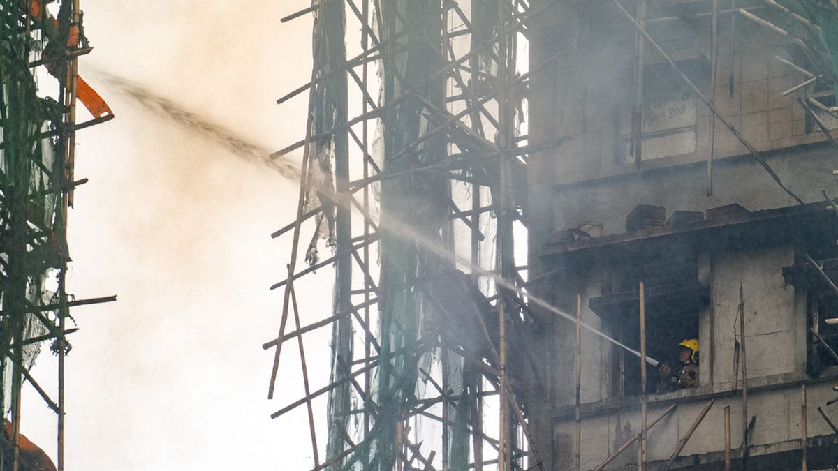 香港歷史性火災爭議:金屬棚架、真的比傳統竹棚安全嗎?