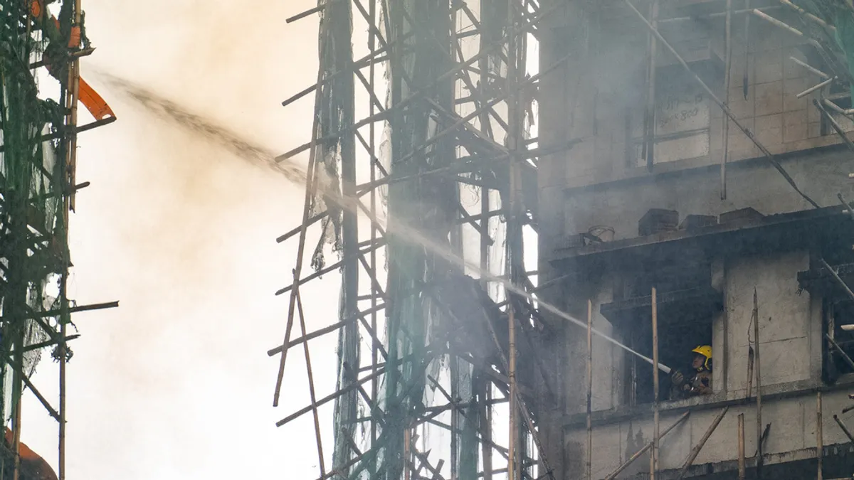 香港新界大埔的宏福苑26日冒出大火,迅速波及鄰近7棟高樓,造成至少55死、外界懷疑是外牆的竹棚架釀禍。(美聯社) 香港新界大埔的宏福苑26日冒出大火,迅速波及鄰近7棟高樓,造成至少55死、外界懷疑是外牆的竹棚架釀禍。(美聯社)