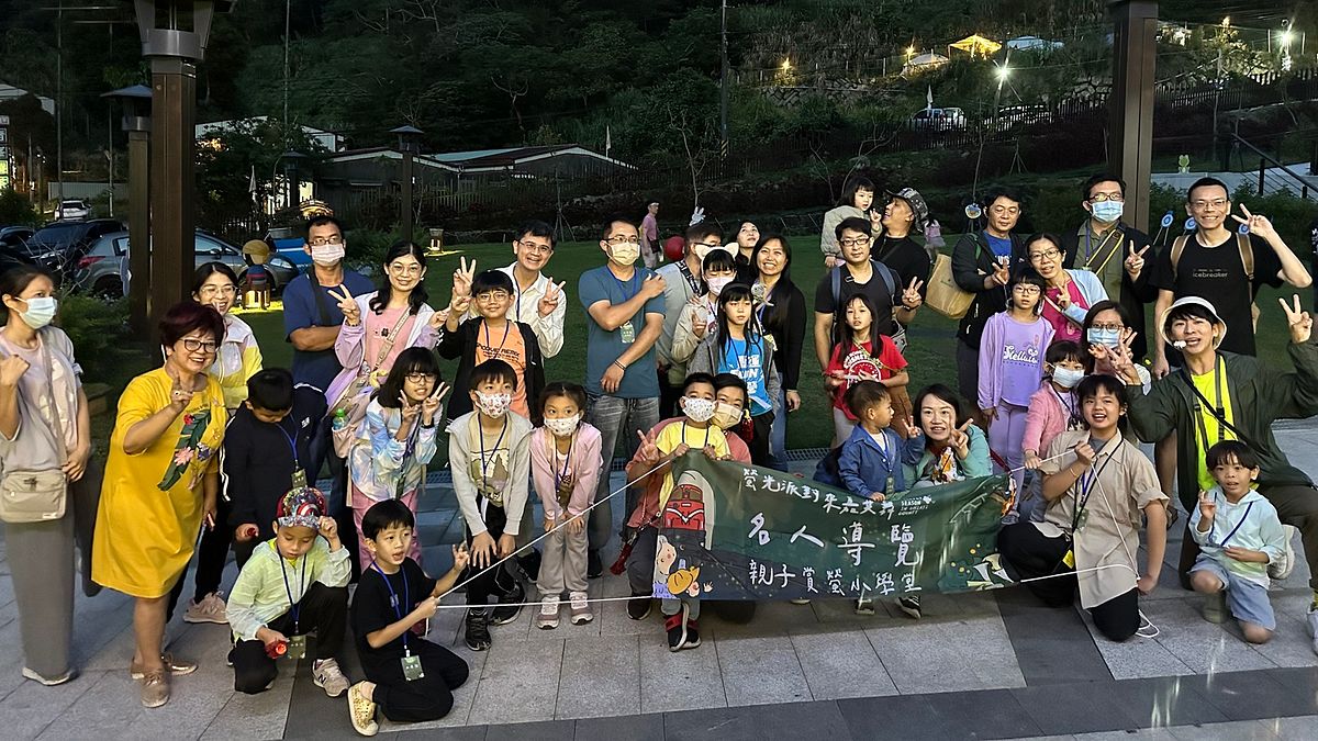嘉義縣文觀局舉辦親子賞螢活動,由YOYO台柳丁哥哥親自導覽來,讓孩童近距認識螢火蟲。(圖/嘉義縣政府文觀局提供) 嘉義縣文觀局舉辦親子賞螢活動,由YOYO台柳丁哥哥親自導覽來,讓孩童近距認識螢火蟲。(圖/嘉義縣政府文觀局提供)