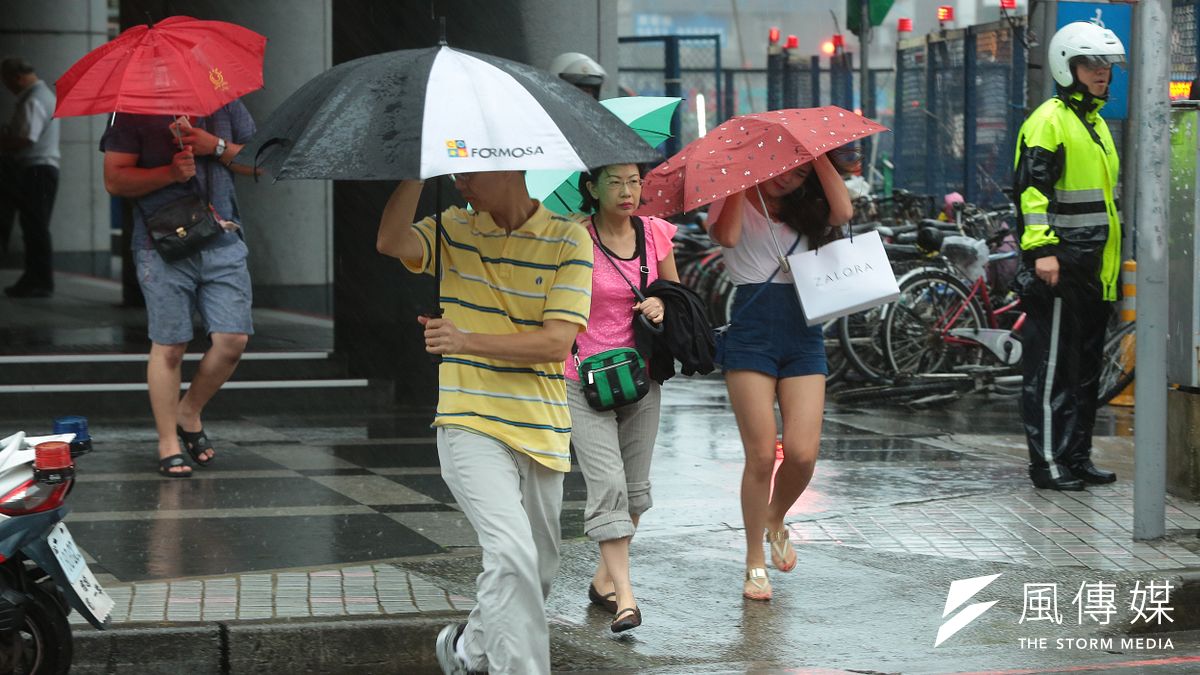 因滯留鋒面及西南氣流影響,全台降雨機率大增,尤其南部及東南部局部地區要嚴防豪大雨。(資料照,顏麟宇攝) 因滯留鋒面及西南氣流影響,全台降雨機率大增,尤其南部及東南部局部地區要嚴防豪大雨。(資料照,顏麟宇攝)