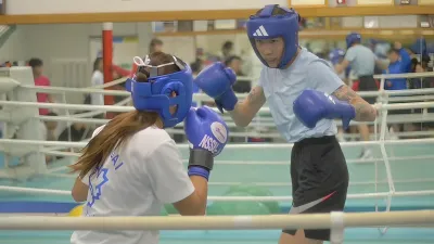 台灣拳擊選手黃筱雯(右)移地日本訓練。(劉宗泰提供)
