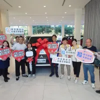 為解決偏鄉就醫就學不便,天母仁安堂近年攜手社會各界善心人士,陸續完成「天醫一號」、「天醫二號」及「天醫三號」福祉車、長照專車捐贈,將社會關懷送進最需要的角落。(圖/天母仁安堂) 為解決偏鄉就醫就學不便,天母仁安堂近年攜手社會各界善心人士,陸續完成「天醫一號」、「天醫二號」及「天醫三號」福祉車、長照專車捐贈,將社會關懷送進最需要的角落。(圖/天母仁安堂)