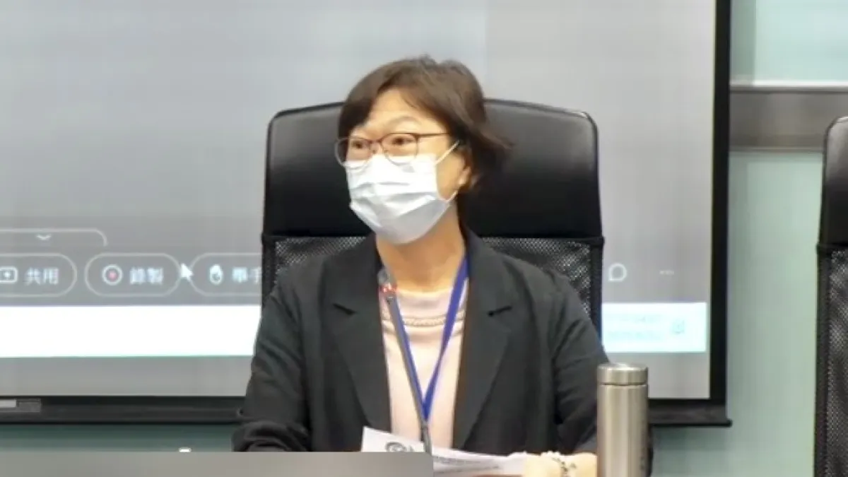 金管會保險局局長王麗惠13日出席例行記者會,說明對壽險業的暫行措施。(截圖自線上記者會)