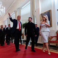 2025年8月18日、アメリカ大統領トランプ氏とウクライナ大統領ゼレンスキー氏、および多くの欧州指導者がホワイトハウスでロシア・ウクライナ和平について協議する。(写真/AP通信提供) 2025年8月18日、アメリカ大統領トランプ氏とウクライナ大統領ゼレンスキー氏、および多くの欧州指導者がホワイトハウスでロシア・ウクライナ和平について協議する。(写真/AP通信提供)