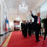 2025年8月18日、アメリカ大統領トランプ氏とウクライナ大統領ゼレンスキー氏、および多くの欧州指導者がホワイトハウスでロシア・ウクライナ和平について協議する。(写真/AP通信提供) 2025年8月18日、アメリカ大統領トランプ氏とウクライナ大統領ゼレンスキー氏、および多くの欧州指導者がホワイトハウスでロシア・ウクライナ和平について協議する。(写真/AP通信提供)