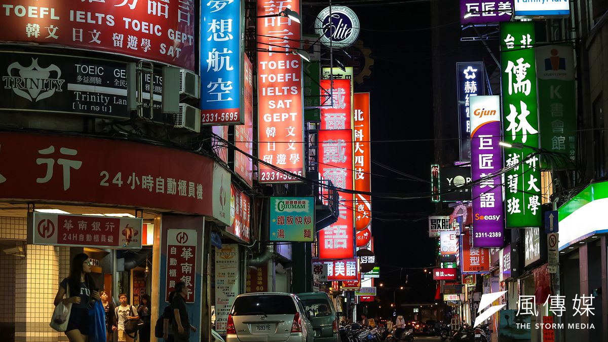 作者聲稱,努力就是一種「尊重」,補習班是自由市場,能不努力嗎?說得殘酷些,力爭上游是補習班基本功,而「專業再專業」是補習班存活下來之道,誰扣了教育界小三的帽子?(資料照,顏麟宇攝) 作者聲稱,努力就是一種「尊重」,補習班是自由市場,能不努力嗎?說得殘酷些,力爭上游是補習班基本功,而「專業再專業」是補習班存活下來之道,誰扣了教育界小三的帽子?(資料照,顏麟宇攝)