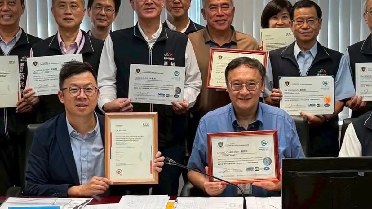 台中市副秘書長林谷隆前排左履新首日,陪同副市長兼市府資安長鄭照新前排右,出席台中市資安推動小組會議及國際證照發證儀式。(圖/台中市政府)