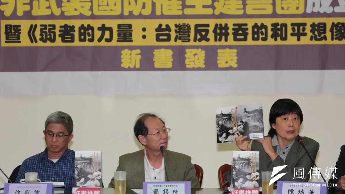 非武國防催生建言團成立記日會,左起徐斯儉、簡錫堦、陳瑤華。(余志偉攝)