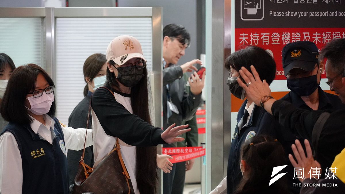 中国人配偶者亜亜は25日夜、台北松山空港から出国し、入国前に家族に手を振って別れを告げた。(チャンジュンカイ撮影) 中国人配偶者亜亜は25日夜、台北松山空港から出国し、入国前に家族に手を振って別れを告げた。(チャンジュンカイ撮影)