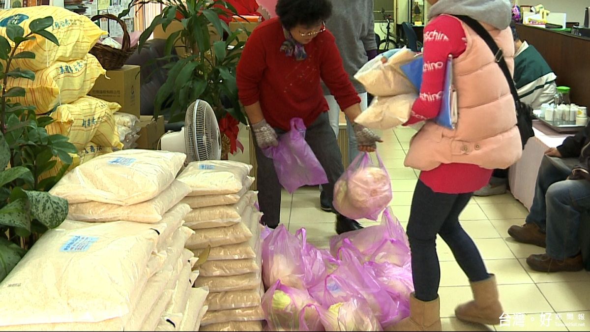 高麗菜過剩價跌 民代響應訂購贈弱勢 高麗菜過剩價跌 民代響應訂購贈弱勢