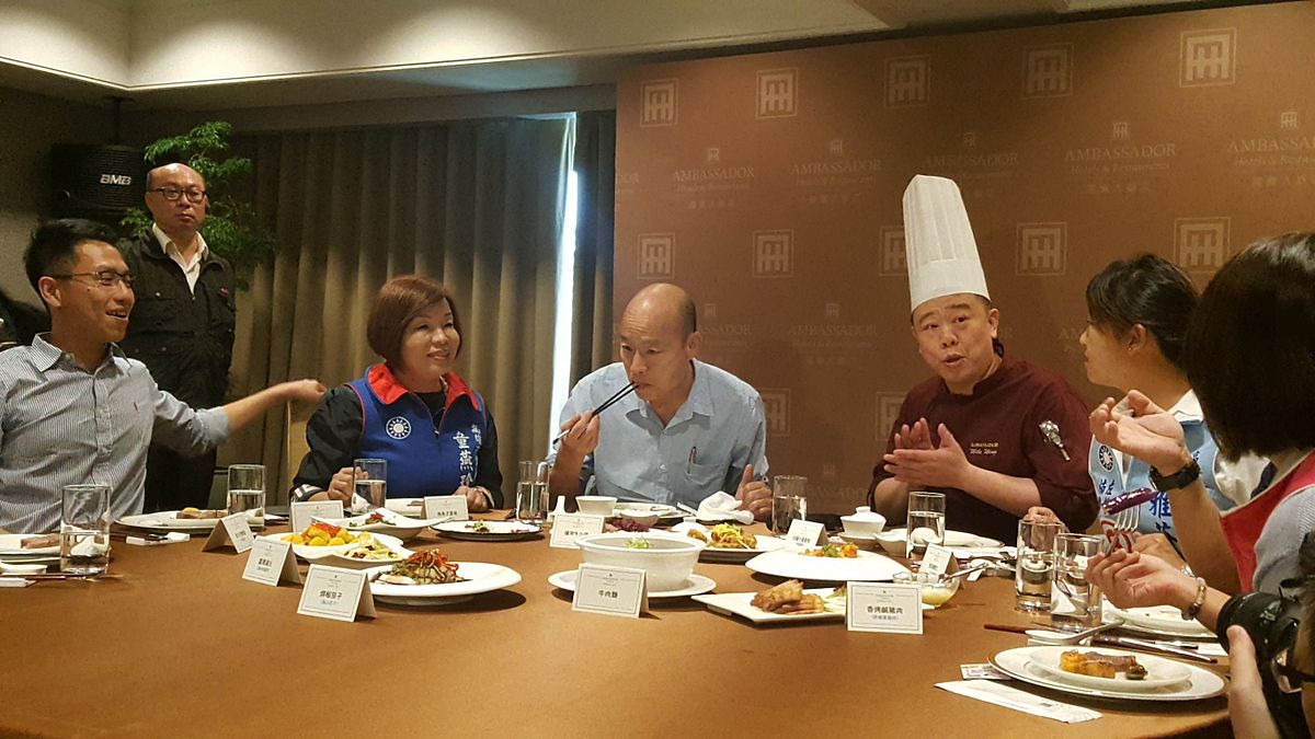 高雄市長當選人韓國瑜就職典禮「鰲躍龍翔、南方崛起」,將在愛河畔舉行,國賓飯店以地利之便成為典禮茶會宴賓場所的首選,飯店精心設計「高雄ㄟ讚風味小吃宴」。(圖/國賓飯店提供) 高雄市長當選人韓國瑜就職典禮「鰲躍龍翔、南方崛起」,將在愛河畔舉行,國賓飯店以地利之便成為典禮茶會宴賓場所的首選,飯店精心設計「高雄ㄟ讚風味小吃宴」。(圖/國賓飯店提供)