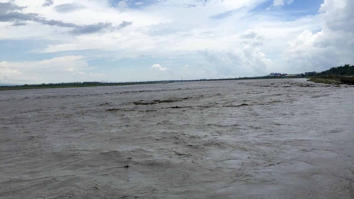 颱風過境,高屏溪攔河堰充滿泥流、濁度極高。(郭俊銘提供) 颱風過境,高屏溪攔河堰充滿泥流、濁度極高。(郭俊銘提供)