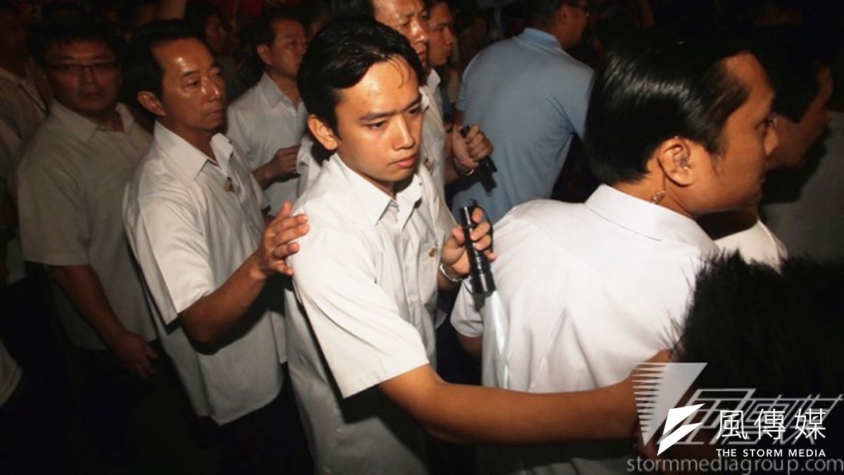 總統馬英九昨日被丟書,他今天出席國民黨台北市長參選人連勝文競選總部成立晚會時,維安加強。(林韶安攝) 總統馬英九昨日被丟書,他今天出席國民黨台北市長參選人連勝文競選總部成立晚會時,維安加強。(林韶安攝)