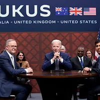 2023年3月13日、米国のバイデン大統領、豪州のアルバネーゼ首相、英国のスナク首相がカリフォルニア州サンディエゴ海軍基地で、核動力潜水艦協力枠組み「AUKUS」を共同発表した。(AP通信) 2023年3月13日、米国のバイデン大統領、豪州のアルバネーゼ首相、英国のスナク首相がカリフォルニア州サンディエゴ海軍基地で、核動力潜水艦協力枠組み「AUKUS」を共同発表した。(AP通信)