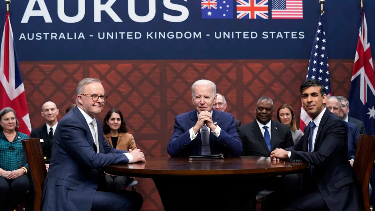 2023年3月13日、米国のバイデン大統領、豪州のアルバネーゼ首相、英国のスナク首相がカリフォルニア州サンディエゴ海軍基地で、核動力潜水艦協力枠組み「AUKUS」を共同発表した。(AP通信) 2023年3月13日、米国のバイデン大統領、豪州のアルバネーゼ首相、英国のスナク首相がカリフォルニア州サンディエゴ海軍基地で、核動力潜水艦協力枠組み「AUKUS」を共同発表した。(AP通信)
