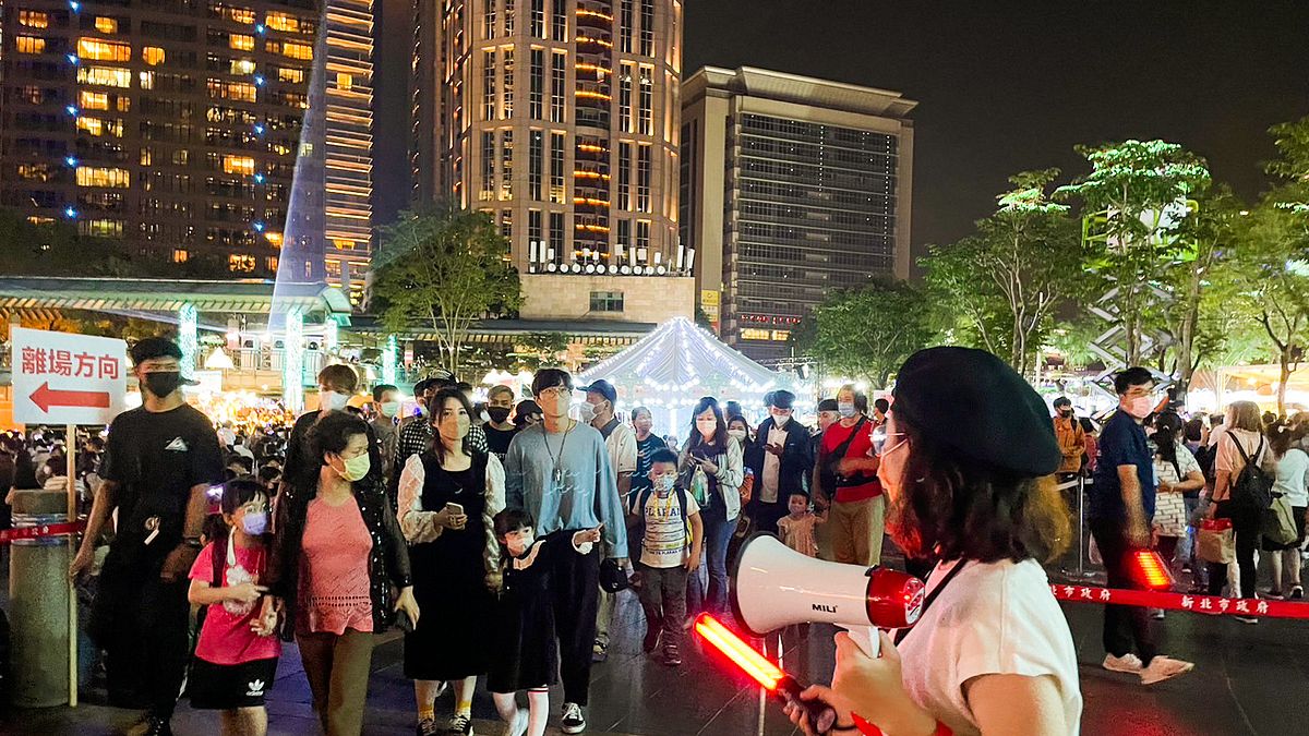 「巨星耶誕演唱會」人潮疏導將採行分階段分流管控,隨時掌控現場人潮狀況並機動調整。(圖/新北市觀光旅遊局提供) 「巨星耶誕演唱會」人潮疏導將採行分階段分流管控,隨時掌控現場人潮狀況並機動調整。(圖/新北市觀光旅遊局提供)