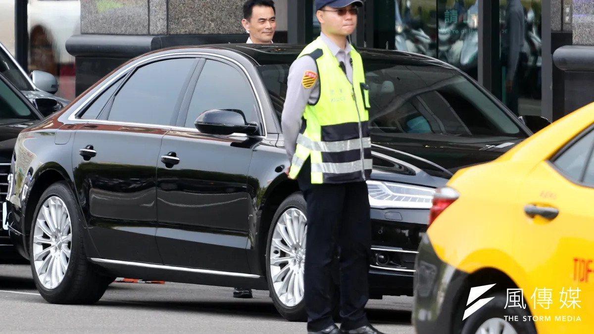 今天中常會結束後,總統府副侍衛長柳惠千(後)少將在車隊旁等候蔡英文的座車。(蘇仲泓攝)