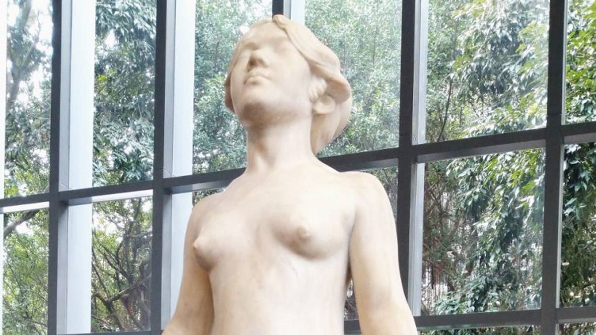 甘露水裸體女性腳邊活生生的小蛤蜊所傳達的一種意象的存在,細膩的提醒並帶領觀者思考超脫狹隘女性裸體的討論而觀注深化生命與關懷,「藝術的哲學性與藝術性本身終究合而為一」。(作者提供) 甘露水裸體女性腳邊活生生的小蛤蜊所傳達的一種意象的存在,細膩的提醒並帶領觀者思考超脫狹隘女性裸體的討論而觀注深化生命與關懷,「藝術的哲學性與藝術性本身終究合而為一」。(作者提供)