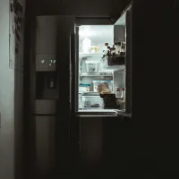 家裡冰箱用了十幾年,換新之後,舊冰箱通常就由家電業者或清潔隊載走。(圖/取自unsplash) 家裡冰箱用了十幾年,換新之後,舊冰箱通常就由家電業者或清潔隊載走。(圖/取自unsplash)