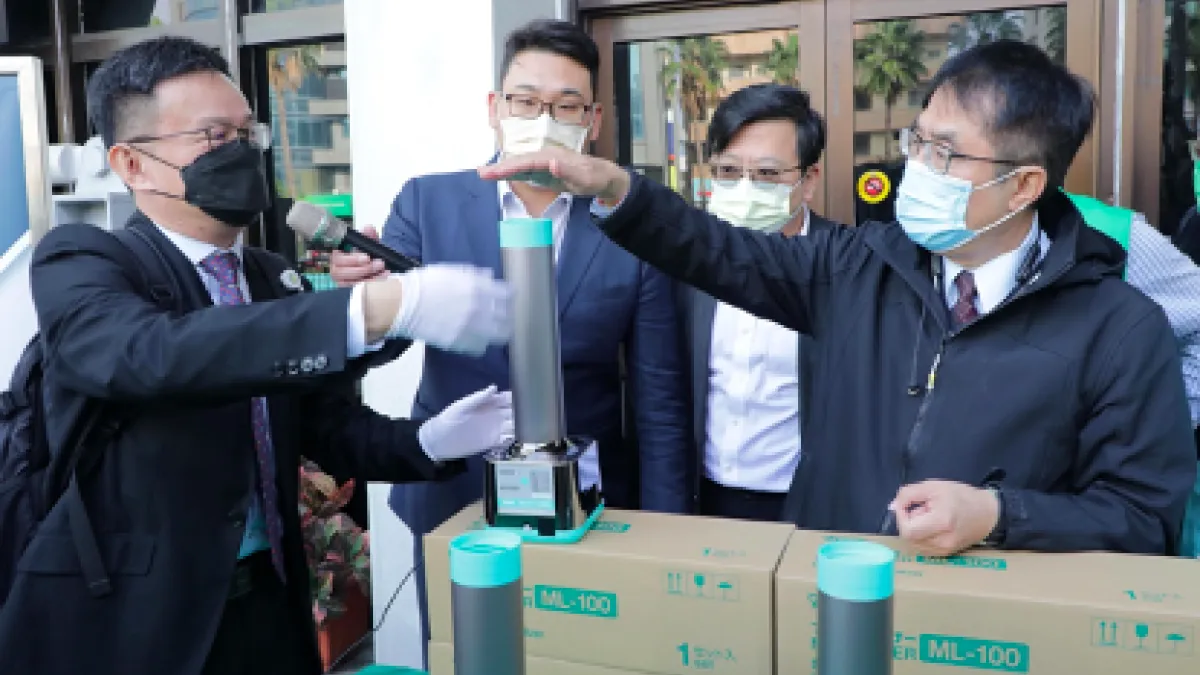 台南市政府提前部署,先購置80台,加上廠商捐贈的20台,總計100台的紫外線循環氣流殺菌機,提供給防疫旅館加強空氣及環境除菌阻斷環媒傳播之用。(圖/台南市政府提供)
