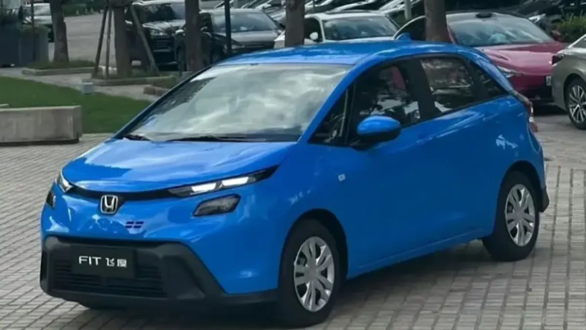 新一代 Honda Fit 大改款讓車迷直喊認不出來!可愛柴犬風消失,台灣有望搭載全新第 2 代更省油 e:HEV 油電動力?