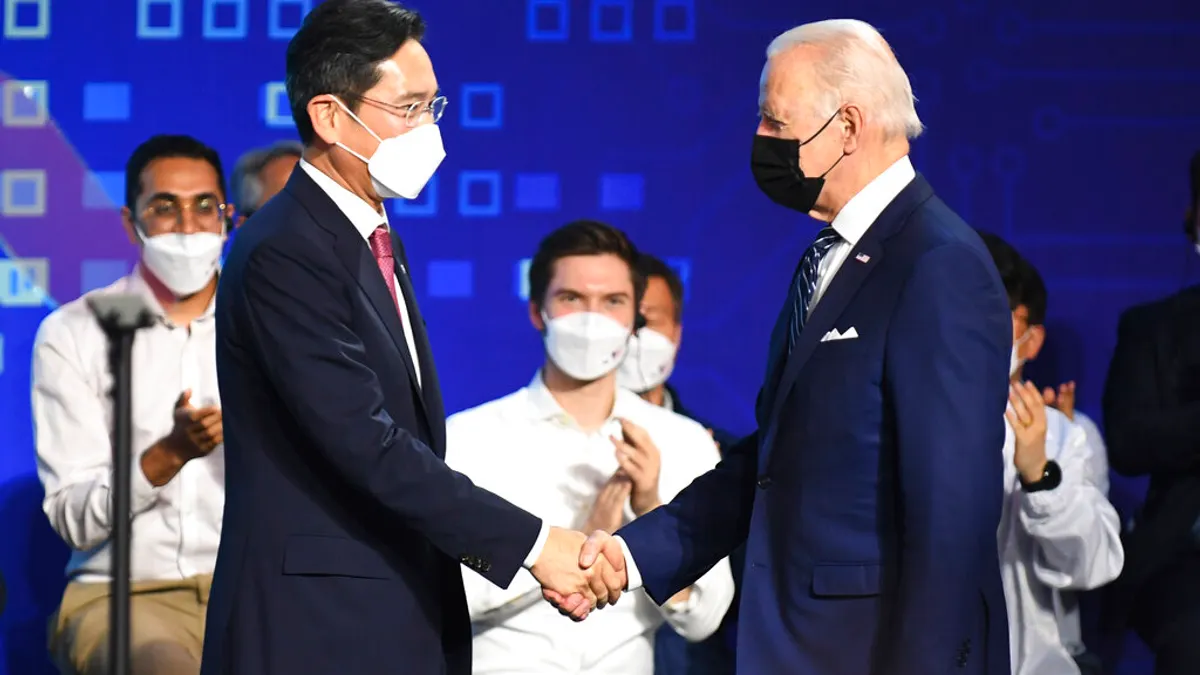 美國總統拜登(右)今年5月20日訪韓,並與三星副會長李在鎔握手。(美聯社)