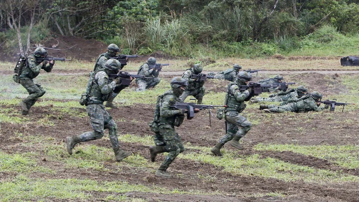 2018年1月30日,因應中國人民解放軍武力犯台威脅,我陸軍花東防衛指揮部戰備部隊實施「花蓮港反突擊作戰縮短距離演練」課目。(AP)