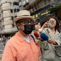 4日に開催された沈伯洋氏の選挙対策本部設立集会に姿を見せた人気司会者の蔡康永氏。(劉偉宏撮影) 4日に開催された沈伯洋氏の選挙対策本部設立集会に姿を見せた人気司会者の蔡康永氏。(劉偉宏撮影)