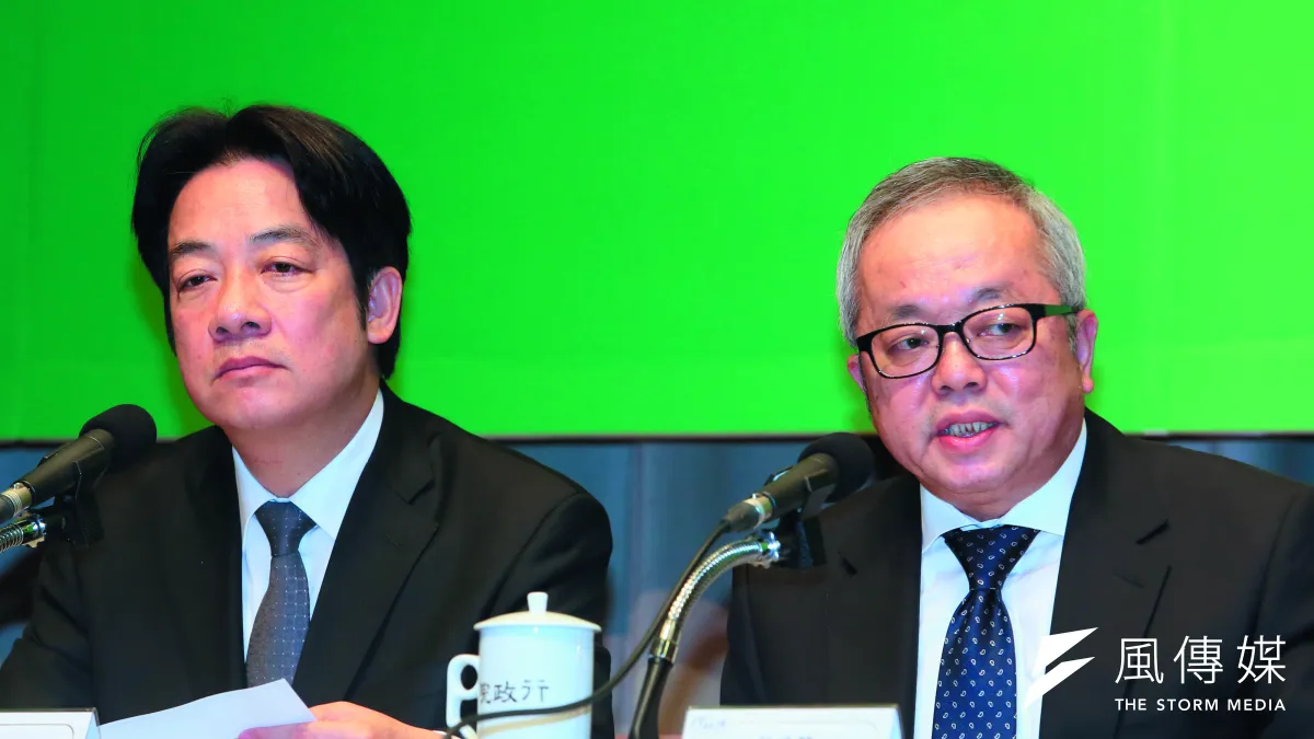 「或許你現在每個月只賺兩三萬塊,雖然你覺得收入太少,錢似乎總是不夠花,生活非常新苦。但其實這是你多慮了,因為蔡總統跟賴院長並不這麼認為,畢竟根據主計總處送給他們的統計資料,台灣地區的經濟是近二十年來最好的狀況⋯⋯」(柯承惠攝)