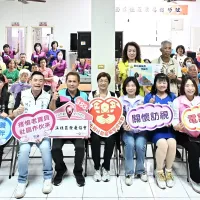 彰化縣政府分別在溪湖鎮西溪、湖西及光平三個社區發展協會成立3處照顧關懷據點,彰化縣長王惠美前往贈揭牌祝賀。(圖/彰化縣政府) 彰化縣政府分別在溪湖鎮西溪、湖西及光平三個社區發展協會成立3處照顧關懷據點,彰化縣長王惠美前往贈揭牌祝賀。(圖/彰化縣政府)