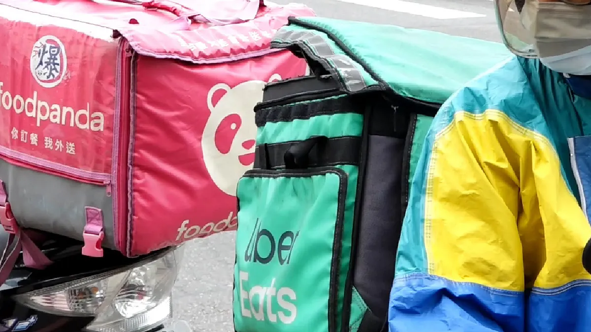 針對外送員最在意的薪資保障條文,勞動部今(4)日提出新版修正條款,確立了「外送保底」機制:每筆訂單的基本報酬,未來將不得低於 45 元。(圖/資料照片) 針對外送員最在意的薪資保障條文,勞動部今(4)日提出新版修正條款,確立了「外送保底」機制:每筆訂單的基本報酬,未來將不得低於 45 元。(圖/資料照片)