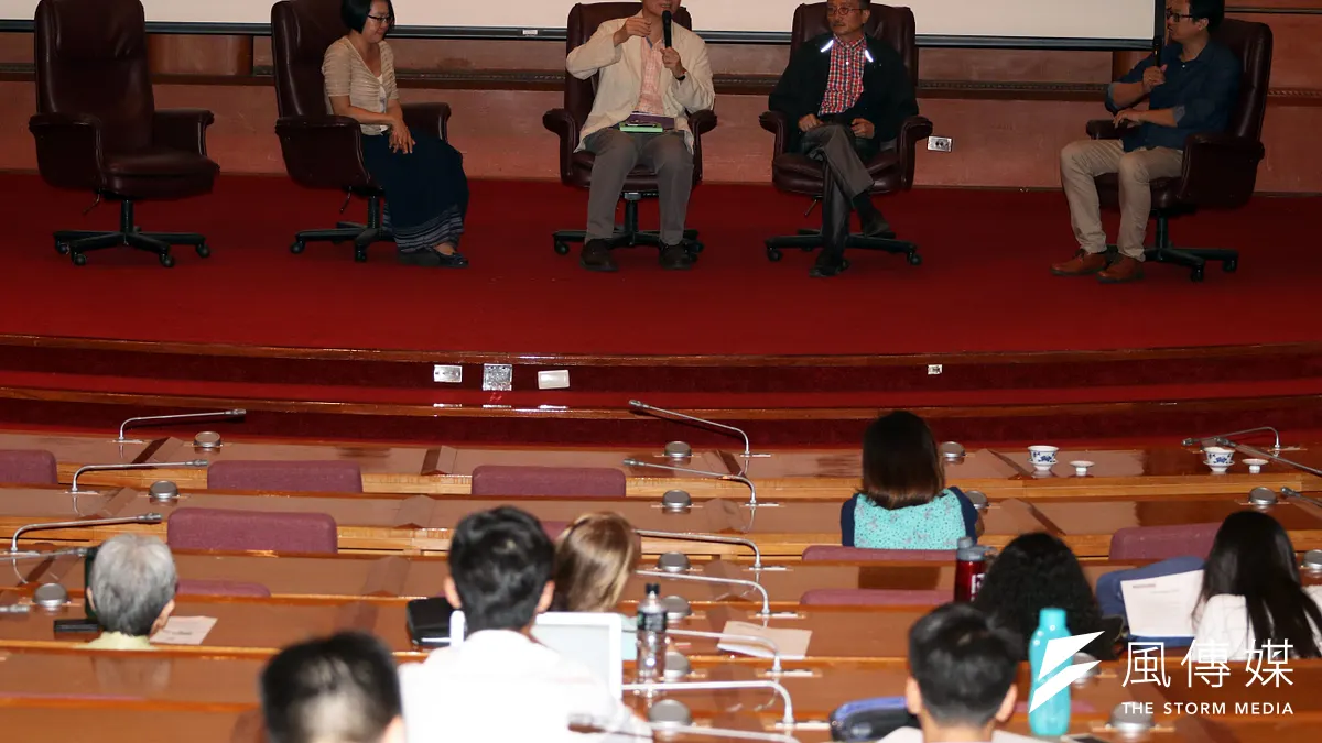 無國界記者組織17日下午在台北舉行研討會,卓越新聞獎基金會執行長邱家宜(左起)、中正大學傳播學系教授胡元輝、媒體觀察基金會董事長賴鼎銘等人出席分享。(蘇仲泓攝) 無國界記者組織17日下午在台北舉行研討會,卓越新聞獎基金會執行長邱家宜(左起)、中正大學傳播學系教授胡元輝、媒體觀察基金會董事長賴鼎銘等人出席分享。(蘇仲泓攝)