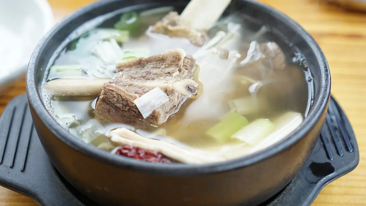 排骨不能一開始就用熱水川燙,令排骨的營養流失之餘,也令排骨的質感又乾又韌。(示意圖/取自pixabay) 排骨不能一開始就用熱水川燙,令排骨的營養流失之餘,也令排骨的質感又乾又韌。(示意圖/取自pixabay)