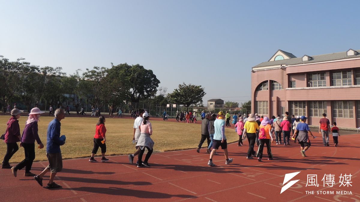 柳營國小健行活動200多位民眾參與。(圖/徐炳文攝) 柳營國小健行活動200多位民眾參與。(圖/徐炳文攝)