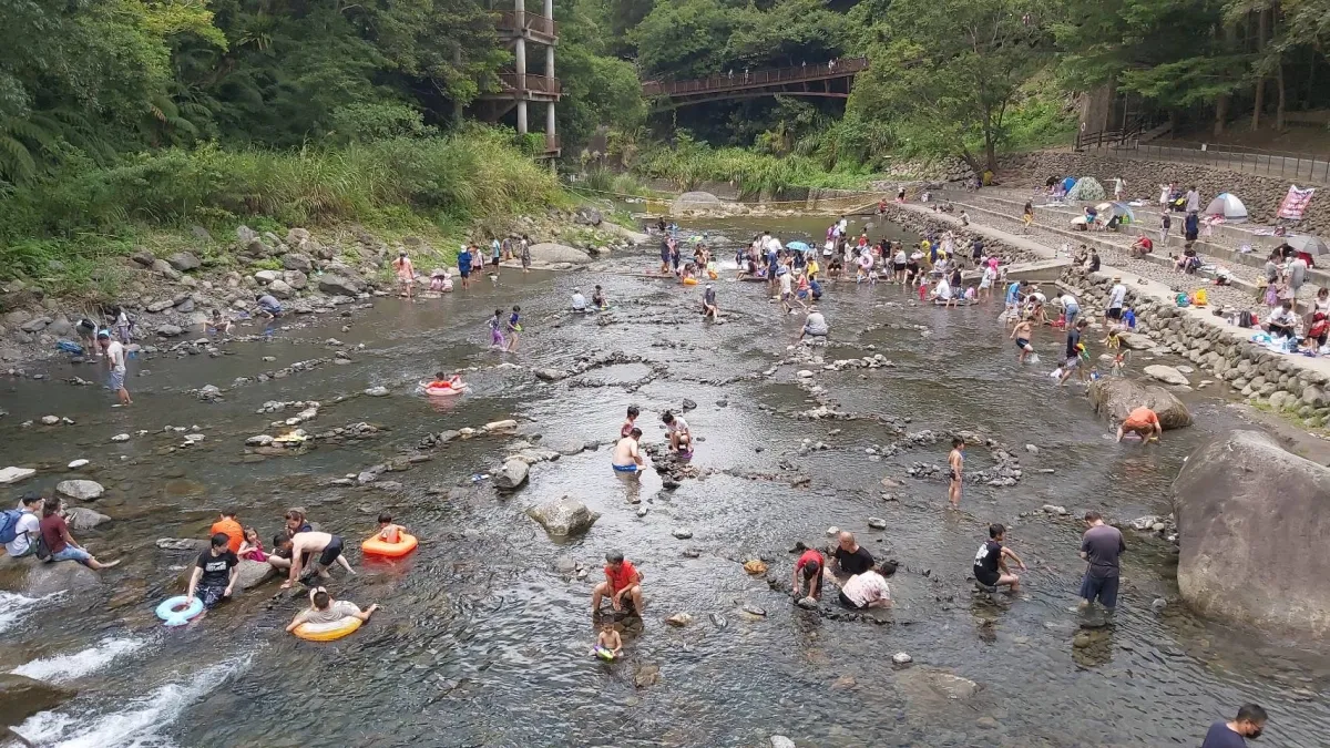 桃園市唯一合法公告的溪流戲水區域宇內溪戲水區,將於6月1日起至9月29日開放讓遊客進入。(圖/桃園市政府觀旅局提供)