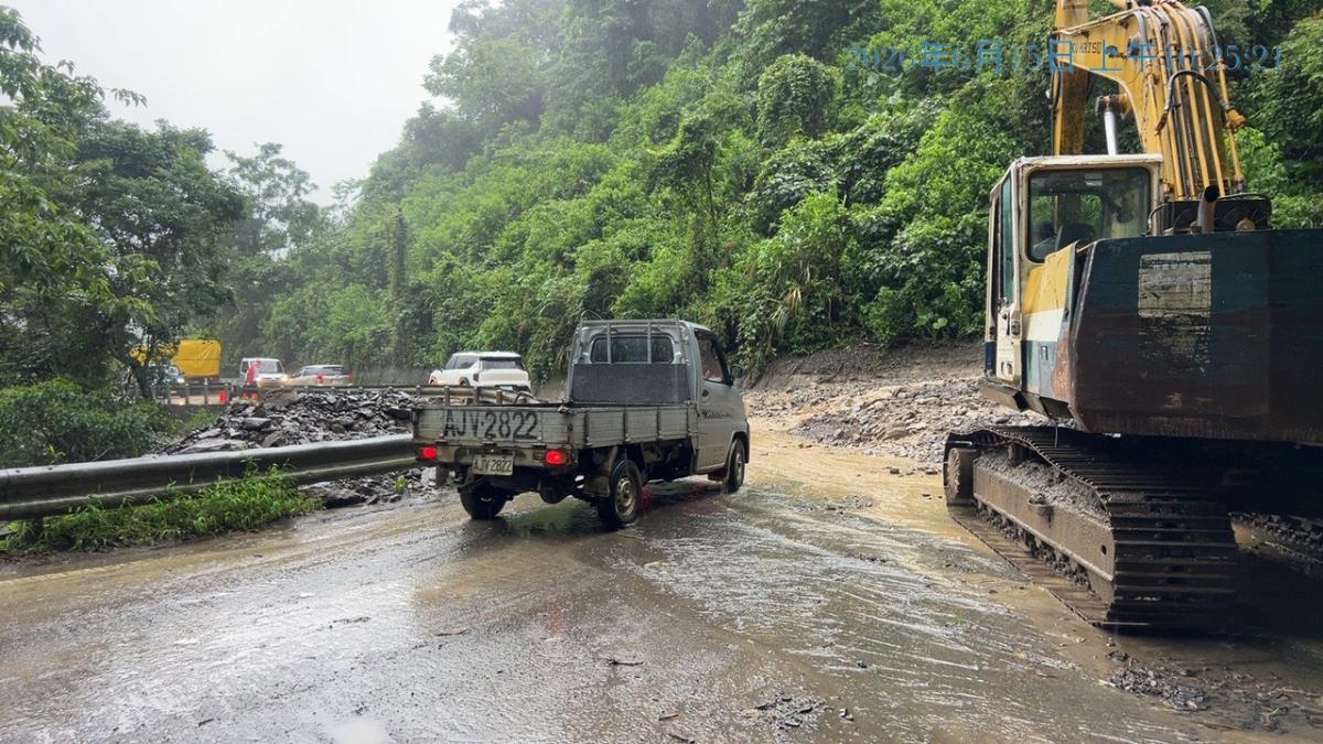 仁愛鄉力行產業道路邊坡不穩土石持續流竄 縣府搶修守護用路安全