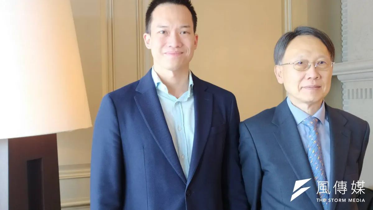 成衣代工大廠聚陽(1477)董事長周理平(圖右)表示,明年正式啟動接班計畫,將由獨子周心鵬(圖左)接任執行長,完成世代交棒傳承。(許麗珍攝)