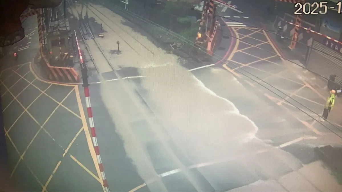 台鐵部分路段大淹水,近期有部分路段停駛。(圖/讀者提供)