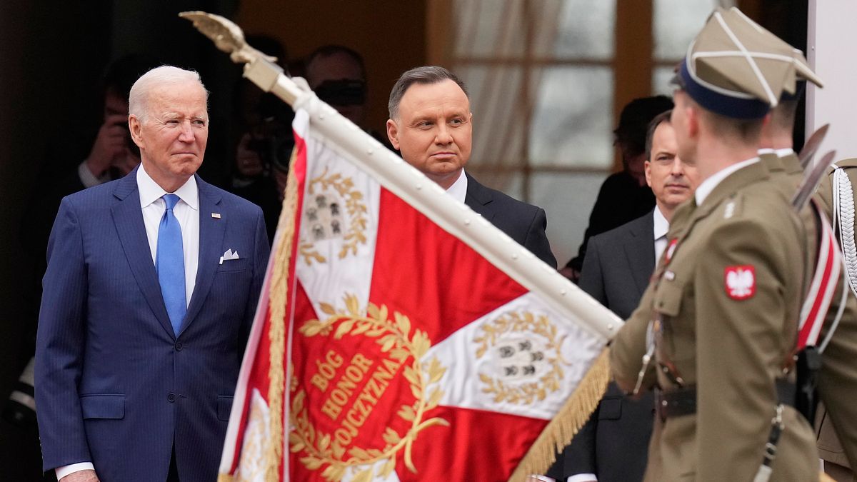 烏克蘭戰爭,2022年3月26日,美國總統拜登與波蘭總統杜達一同校閱儀隊,(AP) 烏克蘭戰爭,2022年3月26日,美國總統拜登與波蘭總統杜達一同校閱儀隊,(AP)