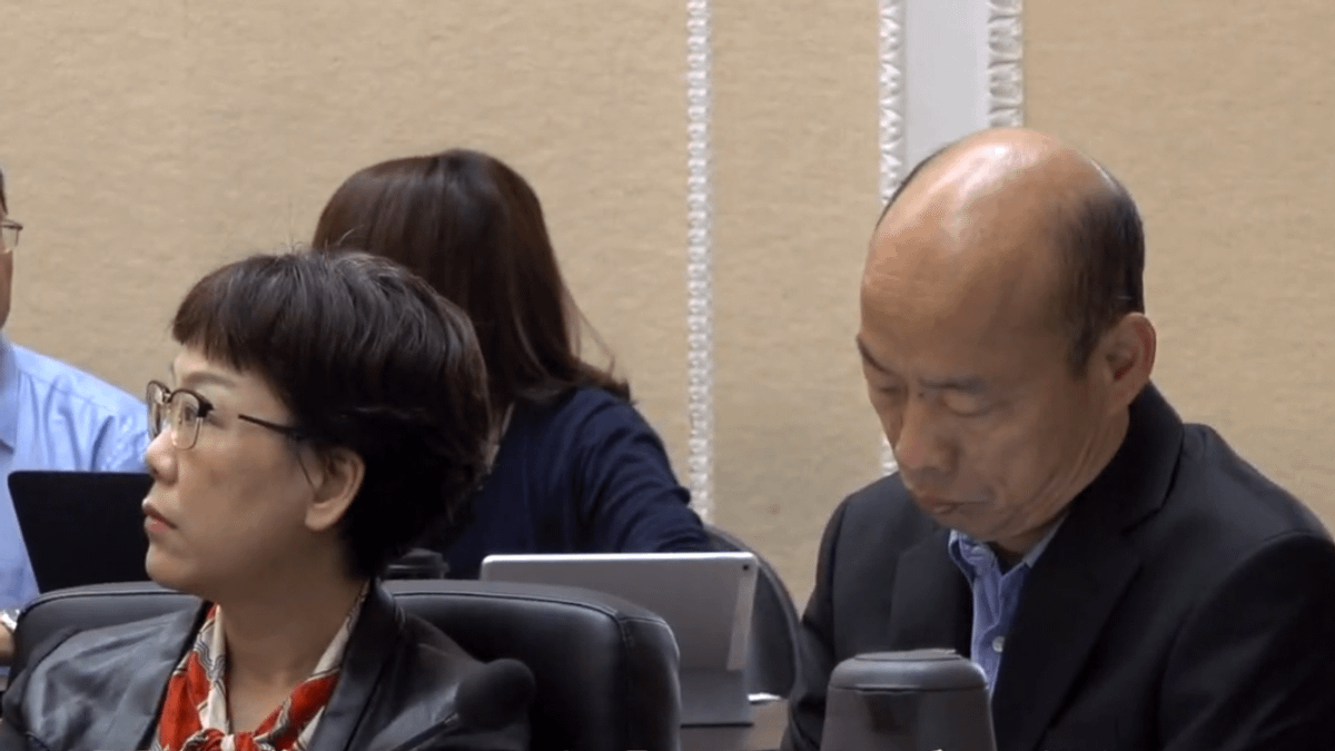 20190614-高雄市長韓國瑜(右)13日出席行政院院會,而後行政院將部分畫面剪成影片配上字幕並對外公布,引發高雄市政府不滿。(擷取自行政院YouTube影片) 20190614-高雄市長韓國瑜(右)13日出席行政院院會,而後行政院將部分畫面剪成影片配上字幕並對外公布,引發高雄市政府不滿。(擷取自行政院YouTube影片)