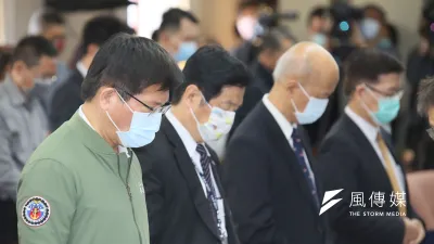 交通部長林佳龍(左-)、 台鐵代理局長祈文中(左二)等人至立法院交通委員會就台鐵太魯閣號事故進行報告,會前並默哀致意。(柯承惠攝)