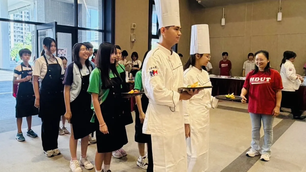 宏國德霖科大攜手土城地區6所中小學舉辦敬師野宴,大學生帶著學弟妹親手完成料理,用辦桌方式向老師表達感謝。(圖/宏國德霖科技大學提供)