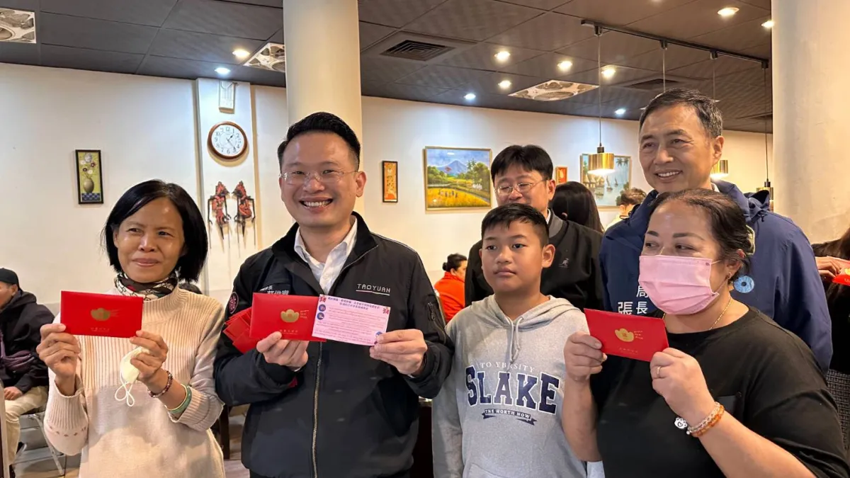 桃園市副市長蘇俊賓前往桃園後站商圈,發送新春「防詐福袋」給移工朋友。(圖/翻攝自蘇俊賓臉書)
